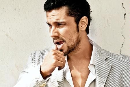 http://starsunfolded.com/wp-content/uploads/2013/09/Randeep-Hooda1.jpg