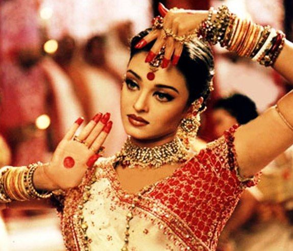 http://starsunfolded.com/wp-content/uploads/2014/06/Aishwarya-Rai-Dola-Re-Dola-song-in-Devdas.jpg