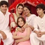 Ayeza Khan with her mother and siblings