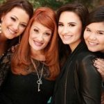 Demi-Lovato with her mom and two sisters