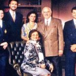 cyrus-mistry-extreme-right-with-his-parents-and-siblings