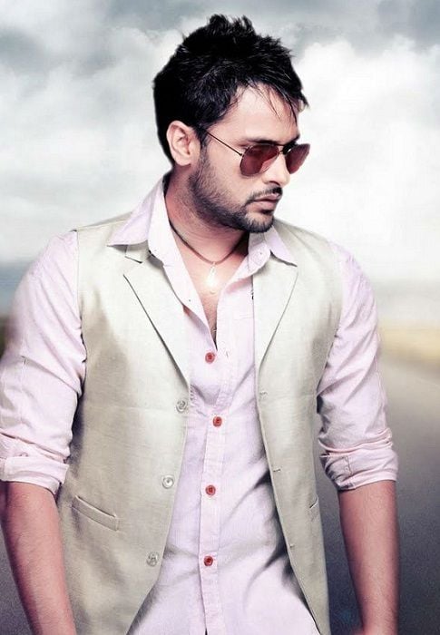 Amrinder Gill (Punjabi Singer) Height, Weight, Age, Wife, Biography &amp; More » StarsUnfolded