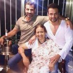 rohit-roy-with-his-mother-and-brother