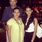 rohit-roy-with-his-wife-and-daughter