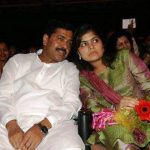 poonam-mahajan-with-her-father