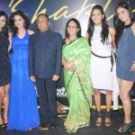 kriti-mohan-with-her-family