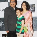 shailesh-lodha-with-his-wife-and-daughter
