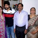 yash-with-his-family