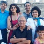 Vivek Mushran with his parents and other family members