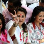 Raima Sen (left) with her mother and sister