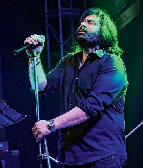 Shafqat Amanat Ali singing