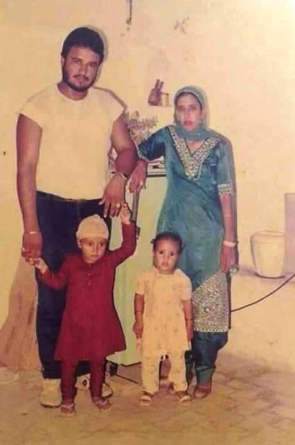 Jasmeet Insan childhood photo with his parents and sister