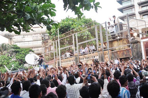 Shah Rukh Khan addressing his fans outside Mannat