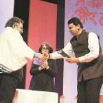 Vinod Dua Receiving RedInk Journalism Award From Maharashtra CM Devendra Fadnavis
