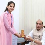 Vidhi Deshwal Receiving Honour From The Indian Union Home Minister Rajnath Singh