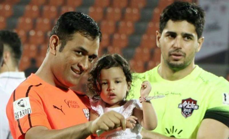 Ziva Dhoni With His Father And Actor Siddharth Malhotra