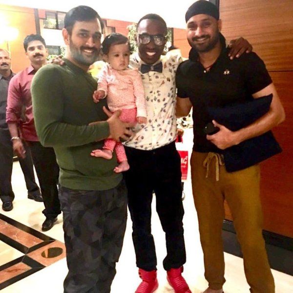 Ziva Dhoni With His Father And His Co-Mates