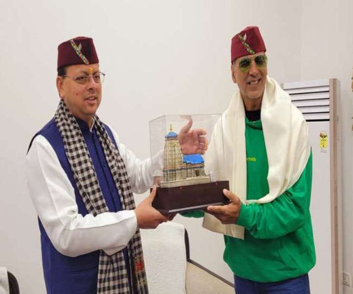 Akshay Kumar receiving a replica of Kedar Nath temple from Uttarakhand Chief Minister Pushkar Singh Dhami