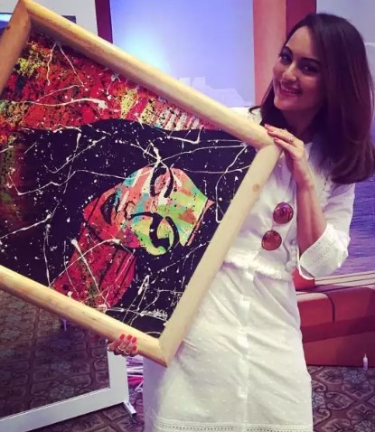 Sonakshi Sinha posing with one of her paintings