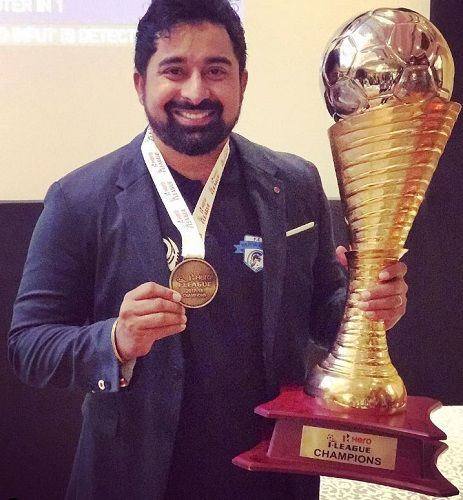 Rannvijay Singha holding Hero League Champions trophy