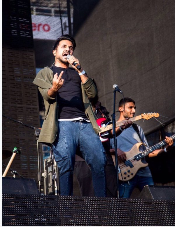 Vir Das performing with his band Alien Chutney