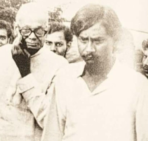 Jayaprakash Narayan in 1974 with then student leader Nitish Kumar (right)