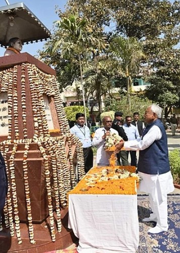 Nishant's father, Nitish Kumar while paying tribute to his wife Manju Sinha through her statue