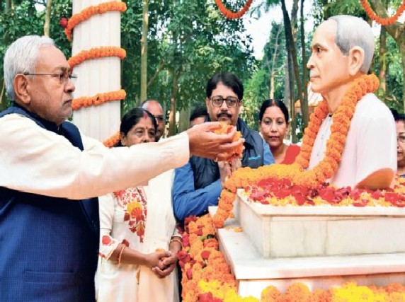 Nitish Kumar while offering flowers to his father's statue
