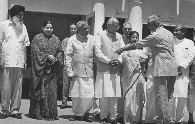 Nitish Kumar with senior BJP leaders LK Advani, Mamata Banerjee, Jayalalitha