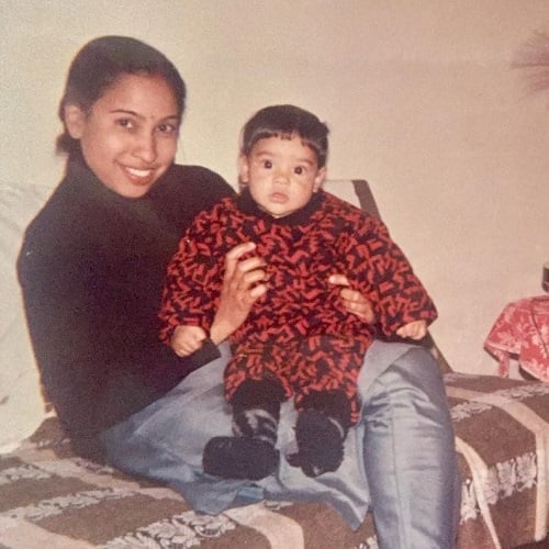 Sumona Chakravarti's childhood picture with her mother