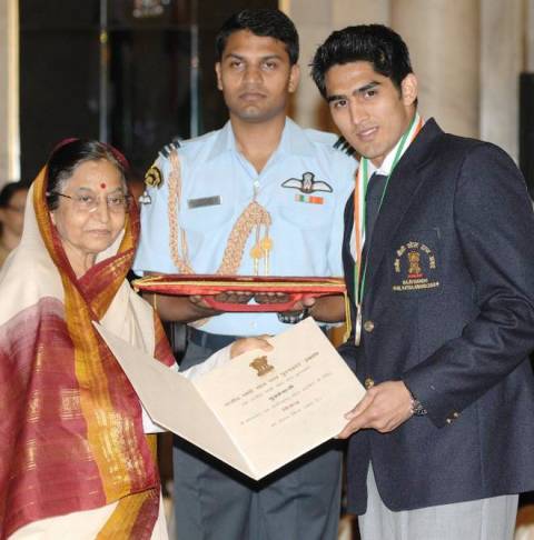 Vijender Singh receiving Rajiv Gandhi Khel Ratna award