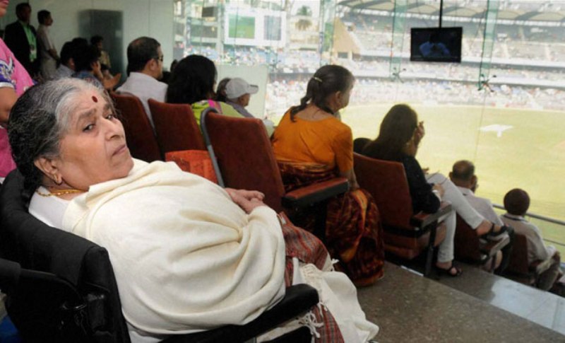 Sachin Tendulkar's mother watching the farewell match of Sachin Tendulkar in Mumbai