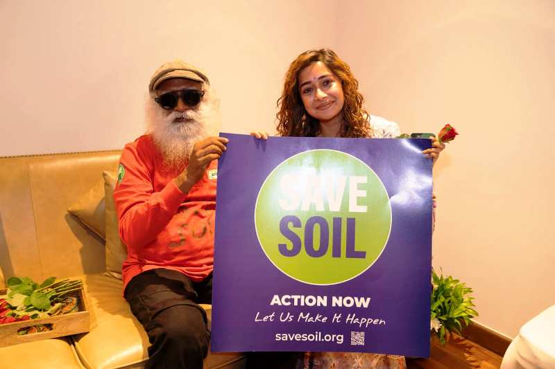 Tina Datta holding the banner of the Save Soil campaign with Sadhguru