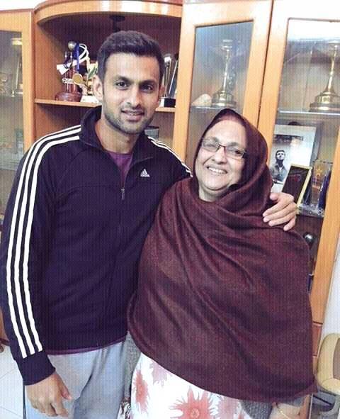 Shoaib Malik with his mother
