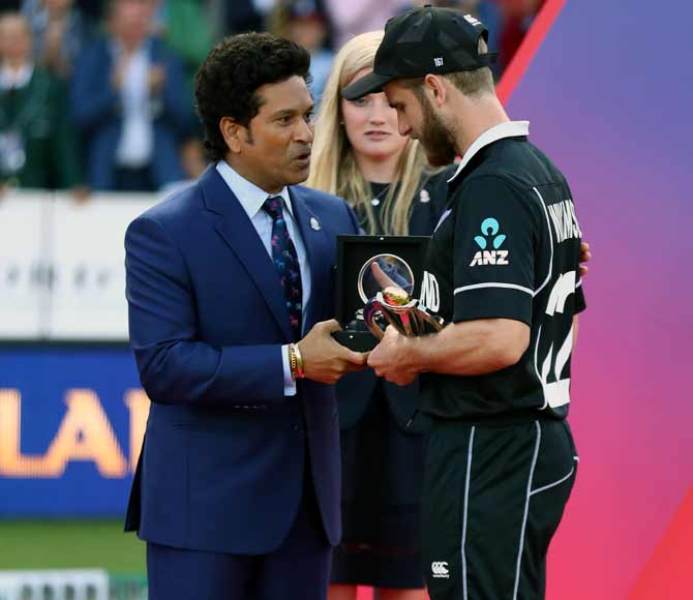 Kane Williamson Receiving The Player of the Tournament Trophy At The ICC 2019 Cricket World Cup Final From His Hero Sachin Tendulkar