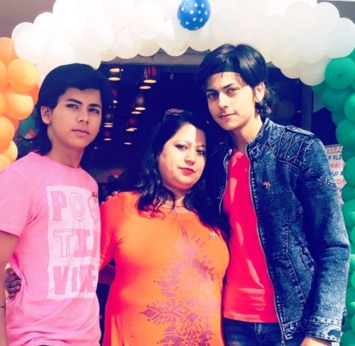 Siddharth Nigam with his mother and brother