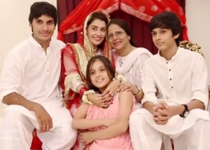 Ayeza Khan with her mother and siblings