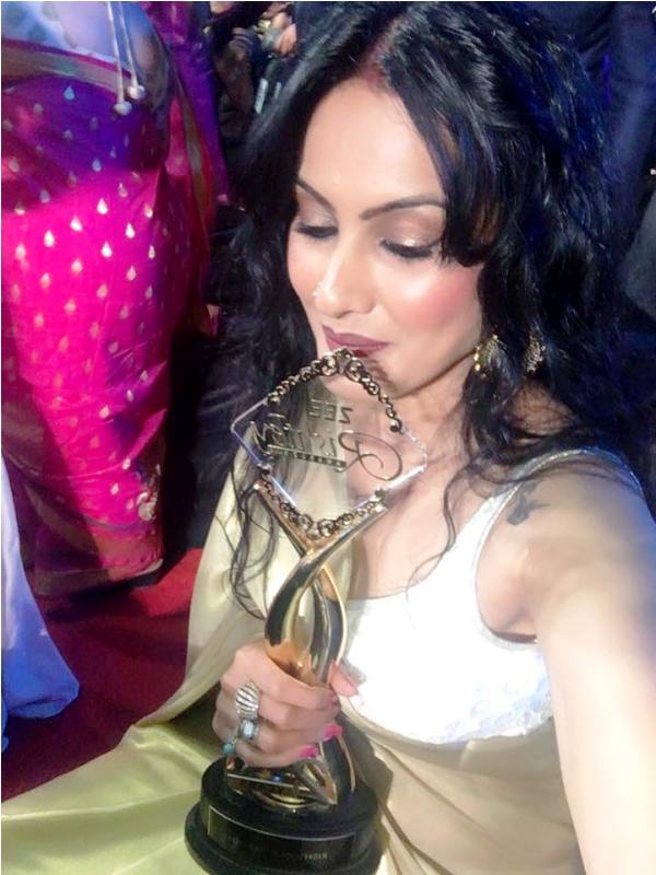 Kamya Punjabi Posing with Her Award
