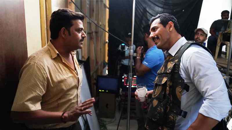 A photo of Ravi Kishan with John Abraham on the sets of Batla House