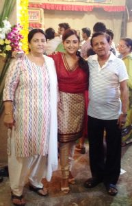 Monali Thakur with her parents