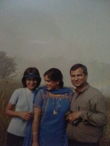 Nia Sharma with her parents (Childhood phot)