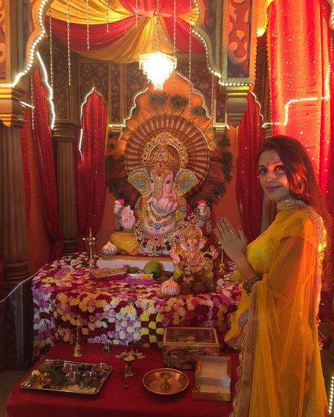 Aarti Chabria in front of Lord Ganesha's idol