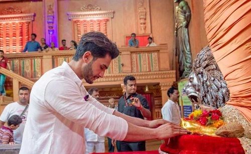 Rohit Khandelwal worshipping in a temple