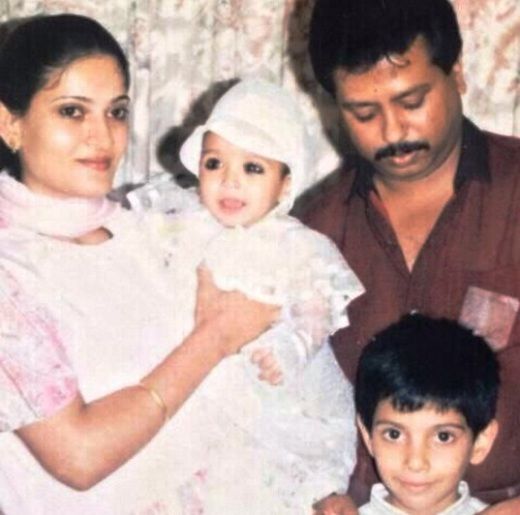 Vikrant Massey childhood photo with his family