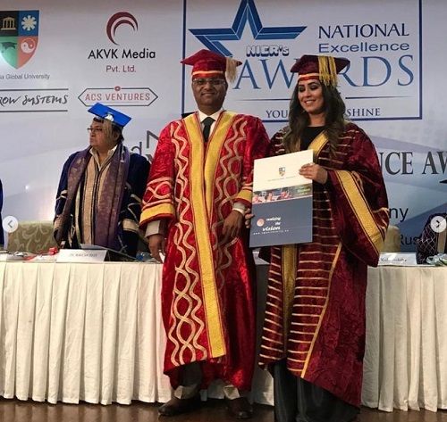 Mahima Chaudhary receiving doctorate degree by the National Excellence Awards 2017