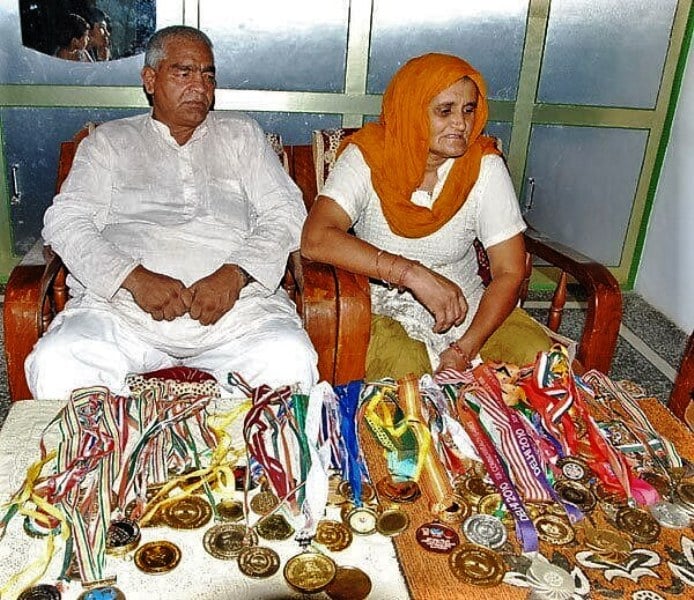Parents of Geeta and Babita Phogat With the Medals of their daughters