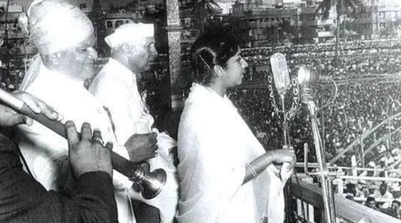Lata Mangeshkar singing Aye Mere Watan Ke Logon at New Delhi's National Stadium on 26 January 1963