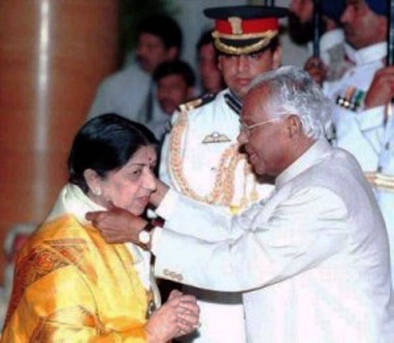 Lata Mangeshkar being conferred with Bharat Ratna in 2001