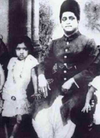 Lata Mangeshkar with her father and siblings