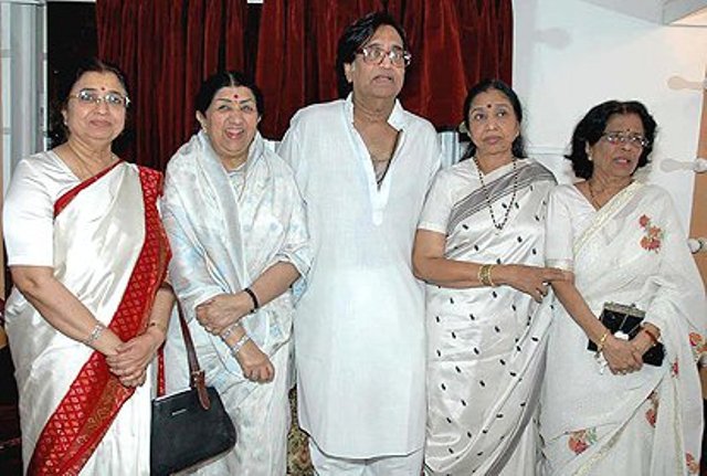 Lata Mangeshkar with her siblings
